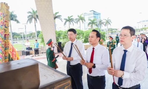 Phó Bí thư Thường trực Thành ủy Nguyễn Đình Vĩnh (giữa) cùng các đại biểu đến dâng hương tại Đài tưởng niệm liệt sĩ thành phố.