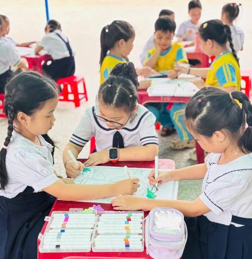 Học sinh khối 1, 2 Trường Tiểu học Trần Văn Dư tham gia các phần thi tô màu tranh cổ tích.