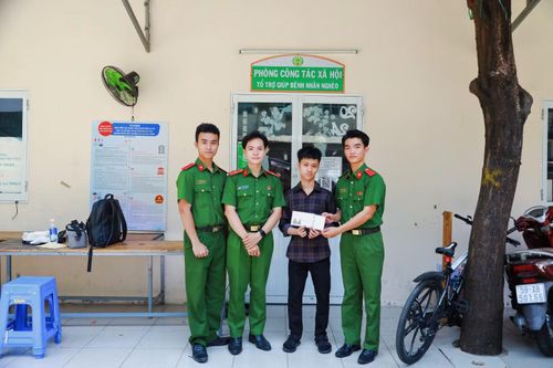 Đại diện thành viên dự án trao hiện kim cho bệnh nhi. Ảnh: BTC.