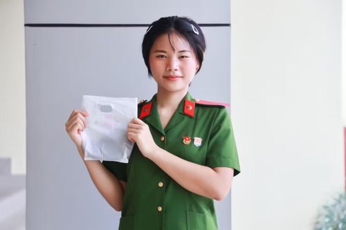 Nụ cười rạng rỡ của Chị Nguyễn Ngọc Bảo Anh sau khi gửi tặng mái tóc của mình cho các bệnh nhi ung thư.