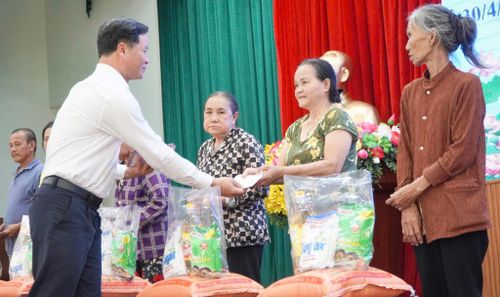 Lãnh đạo xã Châu Đức trao quà đến các gia đình khó khăn trên địa bàn nhân dịp lễ 30-4 và 1-5