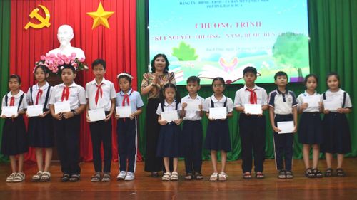 Lãnh đạo phường Rạch Dừa trao quà cho các em học sinh có hoàn cảnh khó khăn