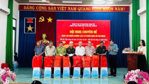  Lãnh đạo Ban Tuyên giáo và Dân vận Thành ủy trao tặng quà cho các cựu chiến binh, thương bệnh binh, gia đình có công với cách mạng 