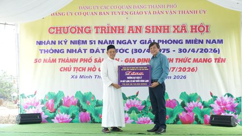  Đồng chí Tăng Hữu Phong, Phó Trưởng Ban Tuyên giáo và Dân vận Thành ủy TPHCM, trao tặng bảng tượng trưng máy lạnh và máy lọc nước 