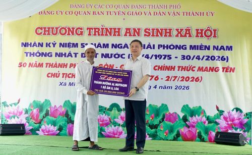  Đồng chí Dương Anh Đức trao bảng tượng trưng thiết bị âm thanh đến Giáo cả Mách Amin 