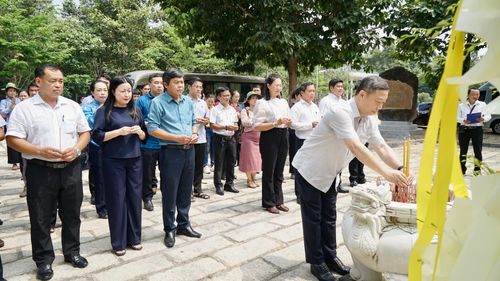  Đồng chí Dương Anh Đức cùng các thành viên trong đoàn làm lễ dâng hương tại di tích quốc gia "Sở chỉ huy tiền phương Chiến dịch Hồ Chí Minh" 