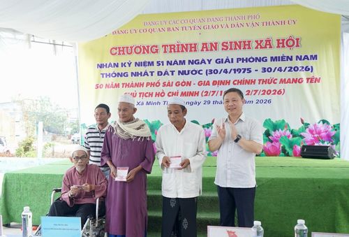  Đồng chí Dương Anh Đức trao quà, sổ tiết kiệm đến các hộ đồng bào dân tộc Chăm có hoàn cảnh khó khăn 