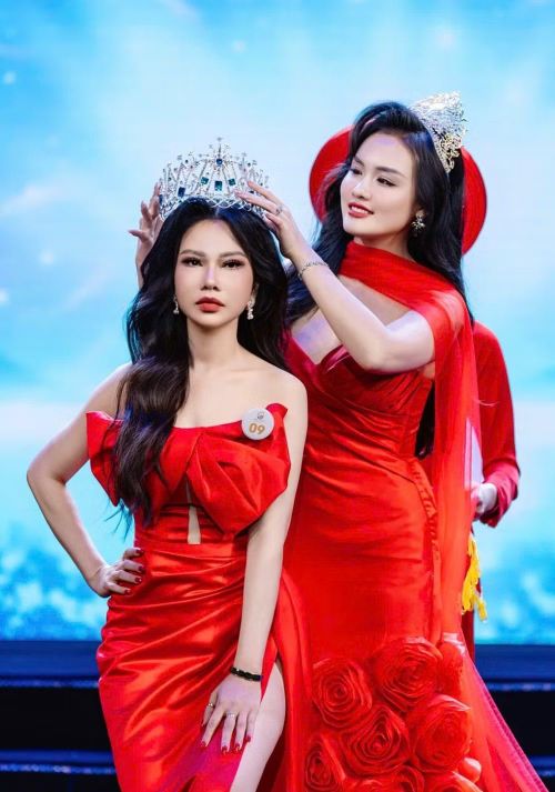 Hoa hậu Vũ Thị Hoa - Mrs Earth Vietnam 2024 trao vương miện cho tân hoa hậu. Ảnh: BTC