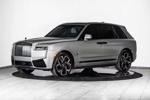 Khác với những dòng xe bọc thép hầm hố thường thấy, phiên bản Rolls-Royce Cullinan sang chảnh chống đạn súng trường và lựu đạn này được thiết kế với triết lý tối ưu sự kín đáo, giữ nguyên diện mạo nguyên bản của nhà sản xuất nhưng lại sở hữu khả năng phòng thủ cấp độ quân sự.