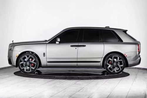 Chiếc Rolls-Royce Cullinan chống đạn đặc biệt này được xem là giải pháp hướng tới nhóm khách hàng thượng lưu hoặc các nhân vật tầm cỡ, những người đòi hỏi sự an toàn tuyệt đối mà không muốn thu hút sự chú ý không cần thiết khi di chuyển trên đường phố.
