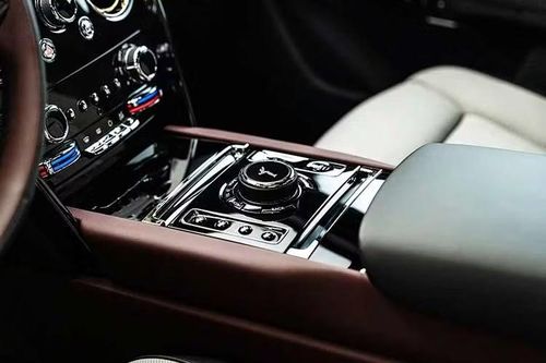 Bất chấp những lớp giáp nặng nề, không gian nội thất của Cullinan vẫn giữ nguyên đẳng cấp vốn có với chất liệu da cao cấp và các chi tiết thủ công tinh xảo, đảm bảo trải nghiệm xa xỉ không bị đánh đổi bởi các tính năng an ninh.