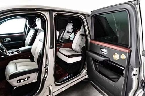 Về sức mạnh, đơn vị nâng cấp quyết định giữ nguyên khối động cơ V12 tăng áp kép, dung tích 6,75 lít nguyên bản của Rolls-Royce. Cỗ máy này vẫn sản sinh công suất tối đa 563 mã lực và mô-men xoắn cực đại 850 Nm.