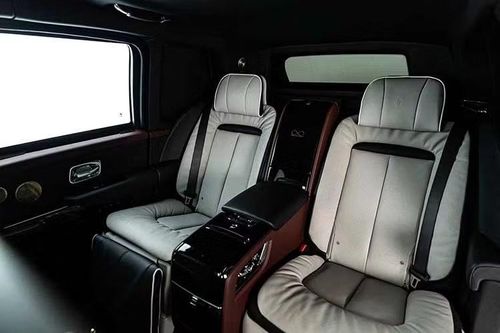 Xe siêu sang Rolls-Royce Cullinan chống đạn đặc biệt còn được trang bị hệ thống lọc khí oxy, còi hú, loa đàm thoại ra bên ngoài và lốp chống xịt (run-flat) cấp độ quân sự.