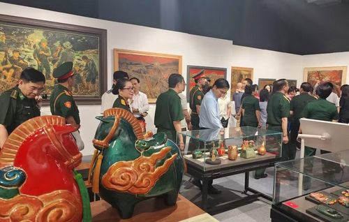 Các tác phẩm trong triển lãm 'Quê hương và người chiến sĩ' gợi mở chiều sâu văn hóa và lịch sử.