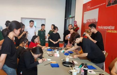 Người trẻ tham gia trải nghiệm làm sơn mài.