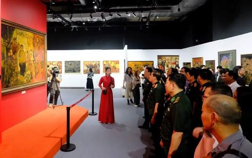 Triển lãm nhân kỷ niệm 51 năm Ngày thống nhất đất nước và hướng tới 136 năm Ngày sinh Chủ tịch Hồ Chí Minh.