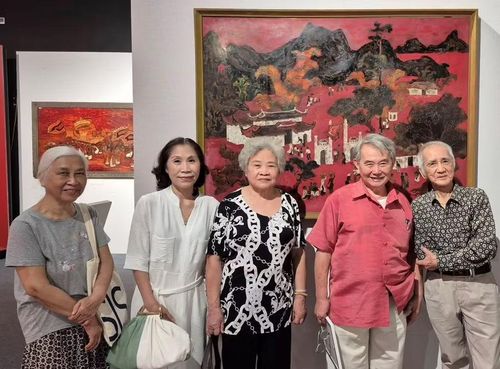 Họa sĩ Phạm Thị Nghĩa (ngoài cùng bên trái) và bạn bè chụp bên tác phẩm 'Đền Sóc Sơn' do bà sáng tác từ năm 1981.