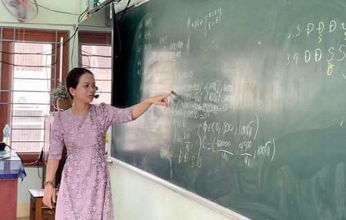 Giáo viên Trường THPT số 1 Trần Cao Vân ôn tập cho học sinh.