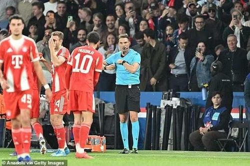Các cầu thủ Bayern Munich “không tin nổi” khi trọng tài Sandro Schaerer cho PSG được hưởng quả phạt đền.