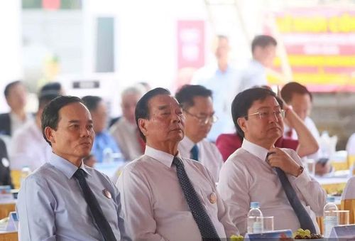 Từ trái sang, Bí thư Thành ủy TPHCM Trần Lưu Quang và nguyên Thường trực Ban Bí thư Lê Hồng Anh tại điểm cầu trung tâm. Ảnh: Phúc Uyên.