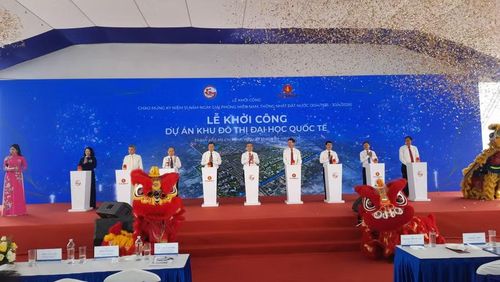 Nghi thức bấm nút khởi công dự án Khu đô thị đại học quốc tế. Ảnh: Phúc Uyên.