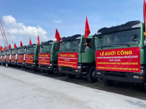 Phương tiện, thiết bị sẵn sàng cho lễ khởi công. Ảnh: Hà An.