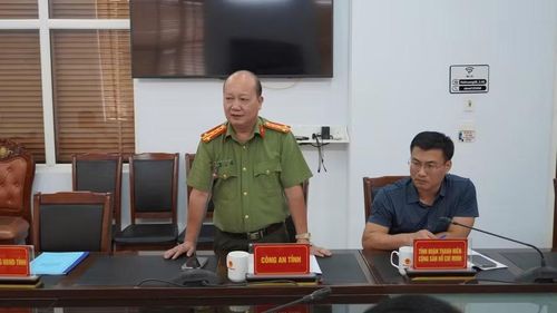 Đại tá Giàng Páo Sính - Phó Giám đốc Công an tỉnh Điện Biên phát biểu tại cuộc họp.