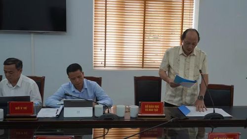Ông Cù Huy Hoàn - Phó Giám đốc Sở GD&amp;ĐT tỉnh Điện Biên phát biểu tại cuộc họp.
