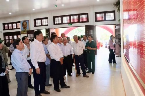 Đại biểu tham quan Nhà trưng bày. Ảnh: V.T.