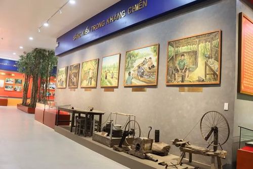 Không gian trưng bày hiện vật tiêu biểu và sáng kiến trong kháng chiến. Ảnh: V.T.