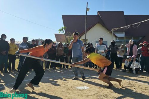 Môn đẩy gậy có nhiều phụ nữ tham gia. Ảnh: Thủy Lê