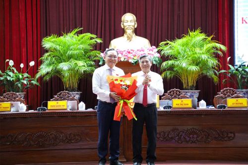 Ông Đồng Văn Thanh - Chủ tịch HĐND TP. Cần Thơ (bên phải) - tặng hoa chúc mừng ông Lê Công Lý. Ảnh: Nhật Huy.