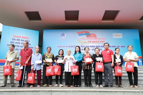 Ban tổ chức tặng quà tri ân các gia đình chính sách.