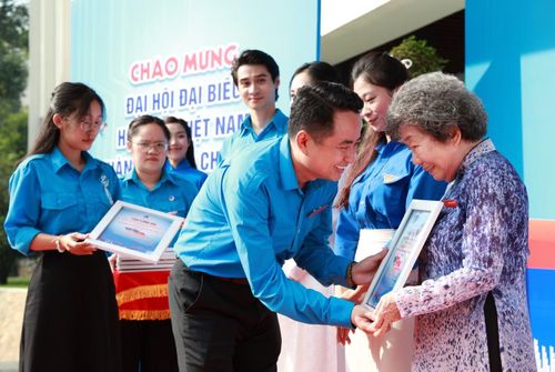 Anh Lê Tuấn Anh trao thư cám ơn cô Trương Mỹ Lệ (Tư Liêm) - nguyên Quyền Bí thư Thành Đoàn, Phó Chủ nhiệm Thường trực Câu lạc bộ Truyền thống Thành Đoàn.