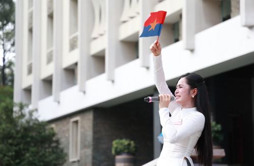 Ca sĩ - Công dân trẻ tiêu biểu TPHCM 2025 Nguyễn Duyên Quỳnh thể hiện ca khúc Thanh niên Việt và Viết tiếp câu chuyện hòa bình tại buổi lễ.