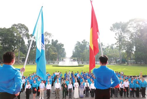 Lễ chào cờ điểm cấp thành phố diễn ra tại Dinh Độc Lập - địa điểm lịch sử đánh dấu sự toàn thắng của Chiến dịch Hồ Chí Minh.