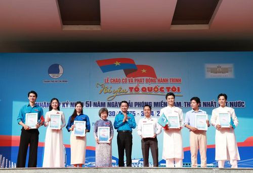 Thường trực Thành Đoàn TPHCM trao thư cám ơn các nghệ sĩ, đơn vị đồng hành sự kiện.