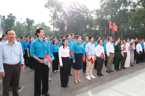 Nam vương Tuấn Ngọc, ca sĩ Nguyễn Duyên Quỳnh, nhạc sĩ Nguyễn Văn Chung cùng nhiều nghệ sĩ tham dự chương trình.
