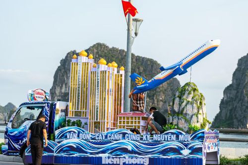 Xe mô hình của Đặc khu Vân Đồn với hình tượng máy bay đưa đặc khu cất cánh cùng kỷ nguyên mới với nền tảng là chuỗi đô thị, khách sạn nghỉ dưỡng cao cấp. Vân đồn là một trong hai đặc khu của tỉnh Quảng Ninh, trong những năm gần đây đặc khu thu hút được dòng vốn hàng chục nghìn tỷ đồng để xây dựng cao tốc, sân bay, tổ hợp khách sạn, nghỉ dưỡng, casino... để phục vụ khách du lịch.