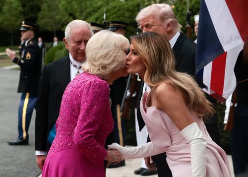 Trong khi đó, Hoàng hậu Camilla và bà Melania đều chọn váy hồng, nhưng sắc thái khác nhau. Ảnh: Reuters.