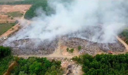 Đám cháy ở bãi rác khiến cuộc sống người dân bị ảnh hưởng nghiêm trọng.