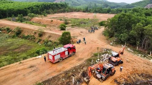 Cơ quan chức năng phải huy động hàng chục phương tiện, nhân lực để dập tắt đám cháy.