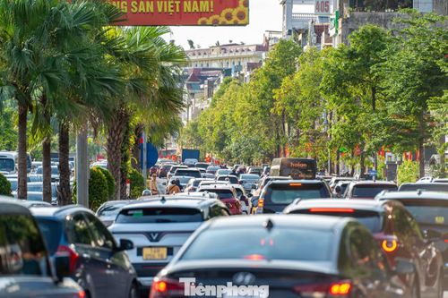 Ghi nhận của PV Báo Tiền Phong, trên Quốc lộ 18, dòng xe nối đuôi nhau di chuyển rất chậm.