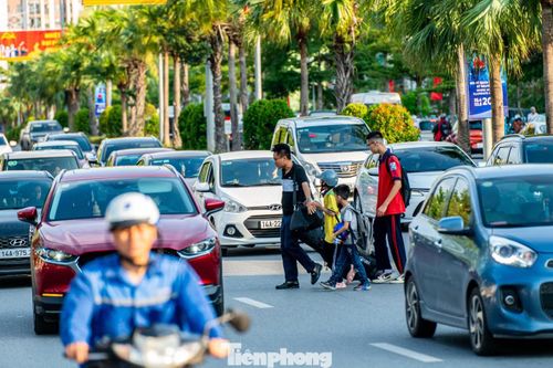 Việc ùn tắc vào giờ cao kéo dài hàng cây số khiến đi lại của người dân gặp nhiều khó khăn, đặc biệt là học sinh tan trường trên dọc tuyến đường.