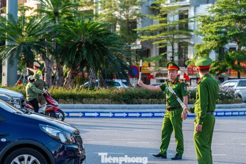 Tại khu vực Ngã tư Loong Toòng là một trong những nút giao thông quan trọng nhất, lực lượng CSGT tổ chức lực lượng phân làn chặn toàn bộ các hướng đi, chỉ để phương tiện di chuyển theo hướng từ quốc lộ 18 lên cầu Bãi Cháy để giảm tải cho các điểm bị ách tắc.