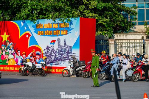 Đại diện lực lượng CSGT, Công an tỉnh Quảng Ninh, cho biết đã tăng cường tất cả các lực lượng phối hợp cùng công an phường tổ chức chốt chặn tại các tuyến đường để phân luồng giao thông.
