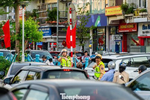 Lực lượng CSGT thuộc Công an tỉnh Quảng Ninh vất vả tổ chức phân luồng tại các khu vực dọc tuyến và các đường gom, ngã rẽ để tránh ùn tắc.