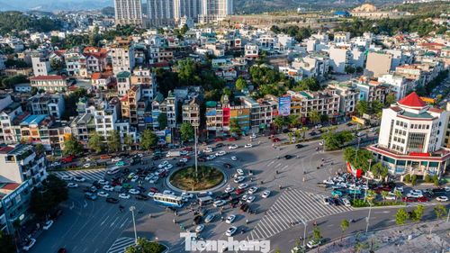 Cùng với đó, tại vòng xuyến Kênh Liêm, lực lượng CSGT tổ chức lực lượng phân làn, tổ chức lại vòng xuyến theo từng thời điểm.