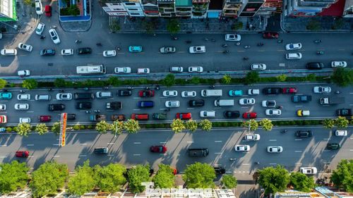 "Hôm nay phương tiện đổ về đây nhiều, dù đã thấy nhà ngay bên kia đường nhưng không được rẽ hay quay đầu sang đường mà phải đi thẳng, cùng với phương tiện giao thông nhiều nên tôi phải mất gần 60 phút mới về đến nhà", anh Sơn chia sẻ.