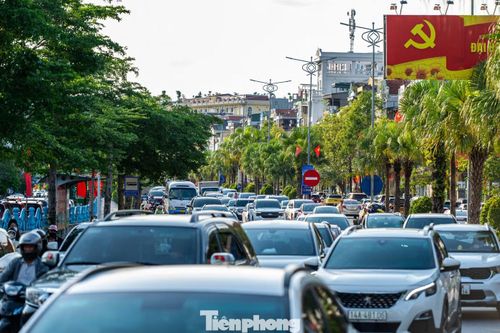 Anh Nguyễn Sơn, trú phường Hạ Long, cho biết ngày thường anh chỉ mất 15 phút di chuyển bằng ô tô từ chỗ làm về đến nhà.